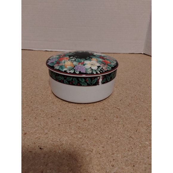 Mikasa Festive Wreath Trinket Box Maxima FX071 Japan 4 3/4" Round Christmas - Picture 5 of 6